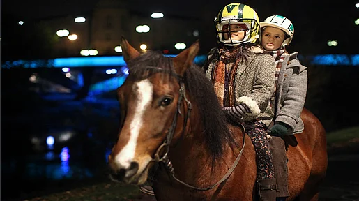 Szenenbild: Die zwei Kinder auf dem Rücken eines Pferdes