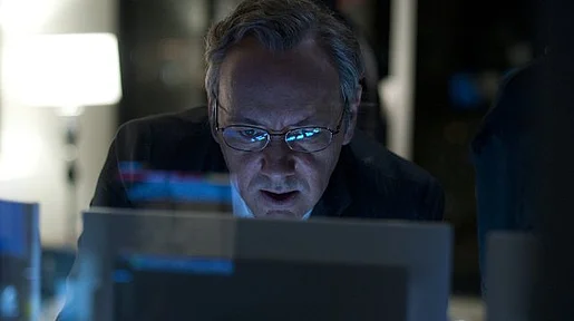 Szenenbild: Kevin Spacey vor Computerbildschirm