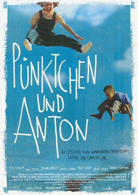 Ein blauer Hintergrund. Mit wei&szlig;er Schrift steht der Titel des Films in der Mitte. P&uuml;nktchen und Anton sprigen in der Luft.