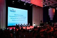 Blick in den Saal mit Leinwand