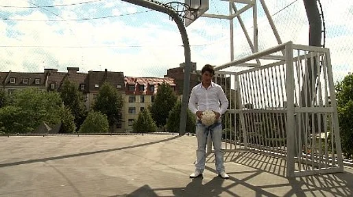 Szenenbild: Ein Junge steht mit einem Fussball in der Hand vor einem Fussballtor