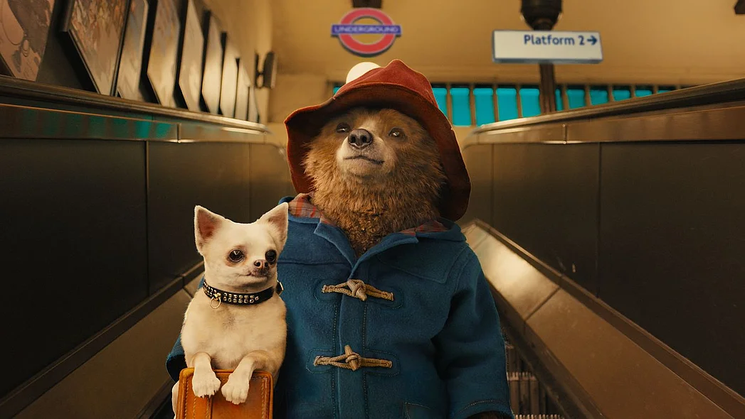 Szenenbild: Paddington f&auml;hrt mit der Rolltreppe in die Londoner U-Bahn