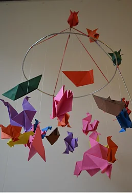 Mobile aus bunten Papierv&ouml;geln
