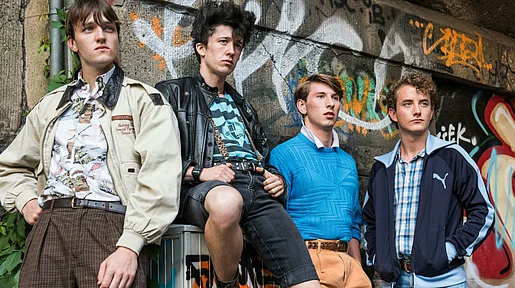 Szenenbild: Frank, Mücke, Pommes und Spüli vor einer Wand mit Graffitti