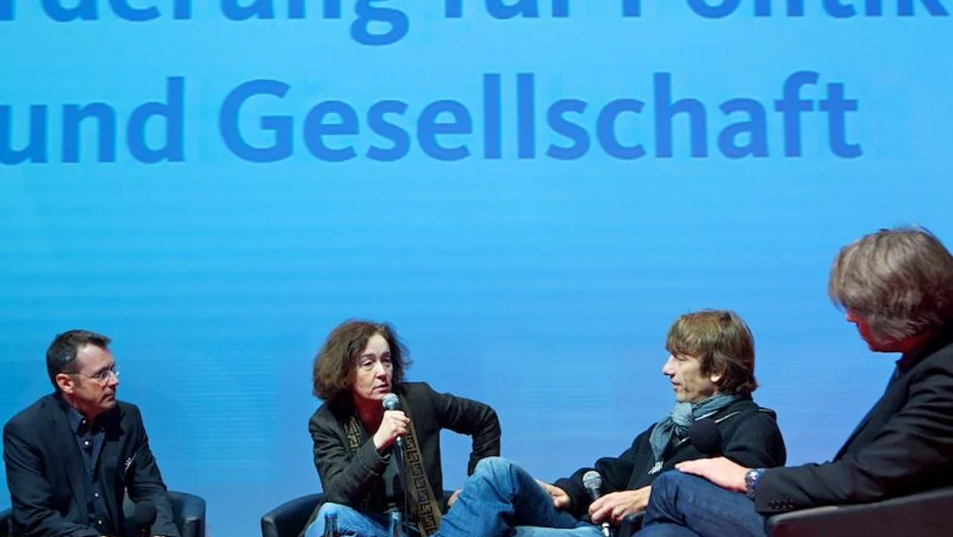 Hermine Huntgeburth und andere G&auml;ste vor Leinwand