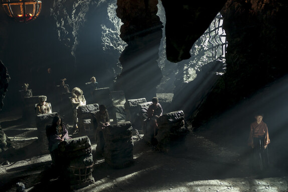 Szenenbild: Sehr düsteres, mit Steinen möbliertes Klassenzimmer in der Drachenstadt