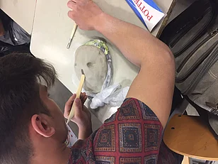 Vorgang der Gestaltung von Masken aus Ton