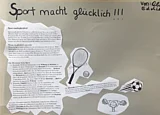 Graues Plakat mit der &Uuml;berschrift "Sport macht gl&uuml;cklich", einem Text und gezeichneten Bildern von Sportger&auml;ten
