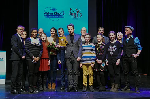 Gruppenbild auf B&uuml;hne mit allen Beteiligten der Preisverleihung