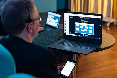 Blick auf einen Laptopbildschirm mit Padlet
