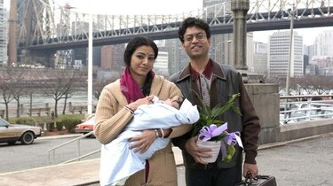 szenenbild: junges Paar mit Baby und Blumentop, im Hintergrund eine Brück