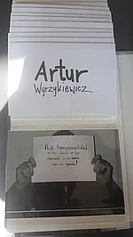 Seite eines Fotoalbums von Artur &uuml;ber Geschlechterungleichheit in spanischer Sprache