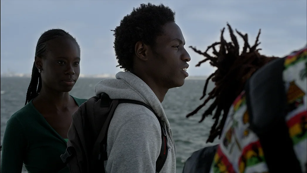 Thierno ist auf einem Boot und guckt auf das Meer.