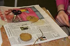 Schule am Bienwaldring zu Dhanak, Herstellung von Guckk&auml;sten