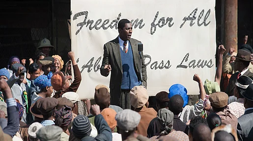 Szenenbild: Der junge Nelson Mandela vor einem Plakat mit der Aufschrift Freedom for All