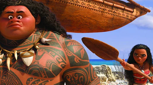 Szenenbild des Animationsfilms: Vaiana mit Speer bedroht einen breiten, tätowierten, erschrocken blickenden Mann mit Einbaum auf der Schulter