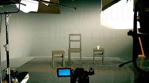 szenenbild: Studio mit Stuhl und Hockern
