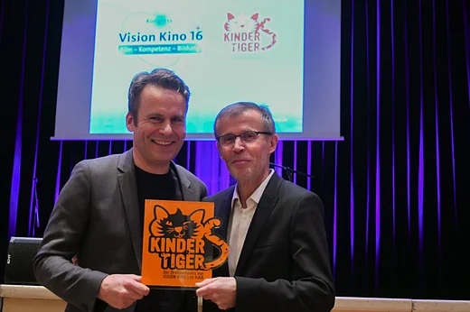 Gerrit Hermans und Frank V&ouml;lkert mit Kindertiger-Preistroph&auml;e