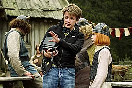 Setfoto Christian Ditter erkl&auml;rt gestikulierend dem jungen Darsteller von Wicki, der rechts von ihm steht, etwas