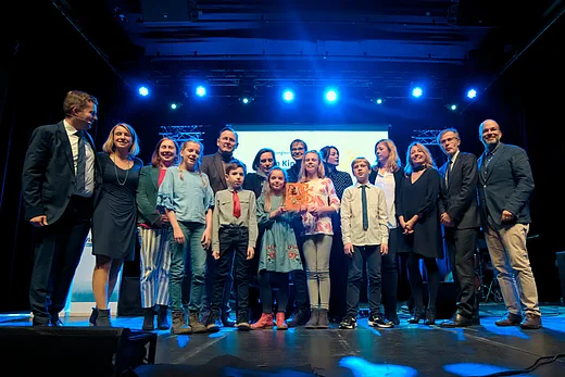 Gruppenfoto aller Beteiligter auf der B&uuml;hne