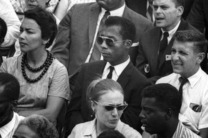 Szenenbild: James Baldwin sitzend in einer Zuschauermenge