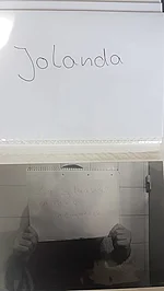 Seite eines Fotoalbums von Jolanda &uuml;ber Geschlechterungleichheit in spanischer Sprache