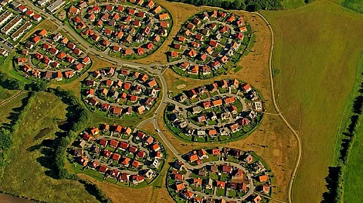 Szenenbild: Luftaufnahme ovaler Siedlungen