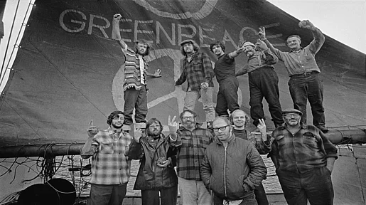 Szenenbild:  Eine Gruppe von Männern vor einem Greenpeace Transparent