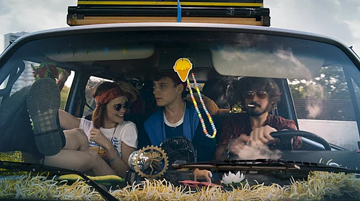 Szenenbild: Drei Jugendliche im wild dekorierten Auto