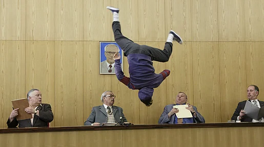 Szenenbild: Salto vor dem Komitee