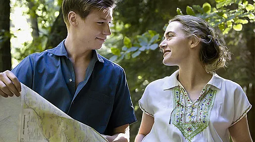 Szenenbild: Michael Berg und Hanna Schmitz lächeln sich an