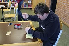 Schule am Bienwaldring zu Dhanak, Herstellung von Guckk&auml;sten