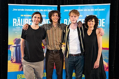 Gruppenbild Filmteam R&Auml;UBERH&Auml;NDE