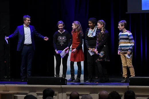 Die Mitglieder der Kinderjury auf der B&uuml;hne, mit Moderator Tim Gailus