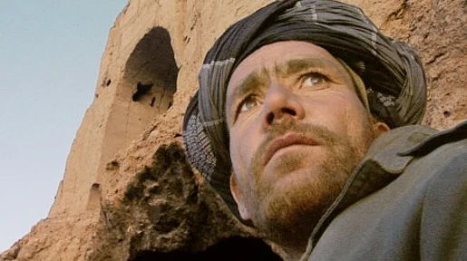 Szenenbild: Ein Mann mit Bart aus Untersicht fotografiert