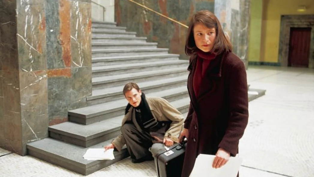 Sophie Scholl und ihr Bruder Hans im Lichthof der Universit&auml;t