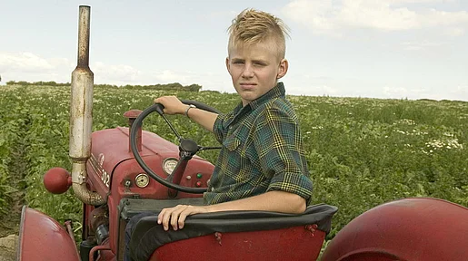 Szenenbild: Der Protagonist auf einem Trecker