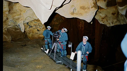 Szenenbild: Forscher in einer Höhle