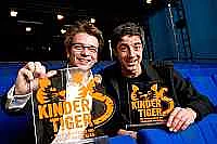 Die beiden Sieger mit Troph&auml;e