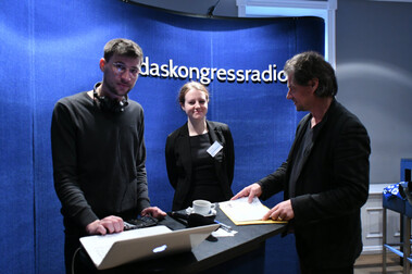 Die drei Mitarbeiter des Kongressradion an ihrem mobilen Radiostudio