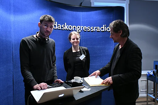 Die drei Mitarbeiter des Kongressradion an ihrem mobilen Radiostudio