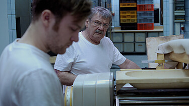 Szenenbild: Tommy mit seinem Chef in der Backstube