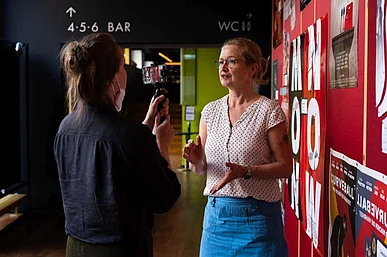 Sabine Genz wird von einer Journalisitn interviewt