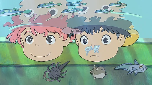 Szenenbild: Anime: Ponyo und ihr Freund gucken unter die Wasseroberfläche, unten rechts ein kleiner Fisch