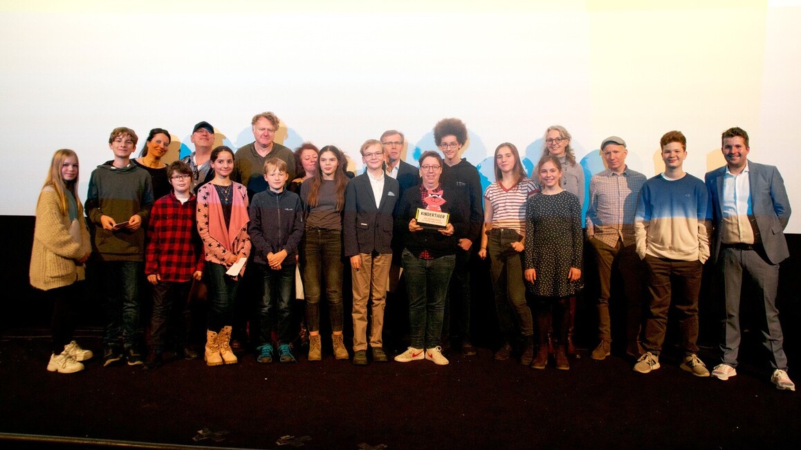 Gruppenfoto der Jury mit der Gewinnerin sowie Frank Völkert, FFA und Tim Gailus, KiKA