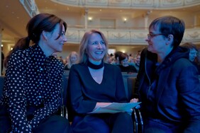 Nebeneinander sitzend: Amelie Syberberg, Carolin Hecht und Natja Brunckhorst