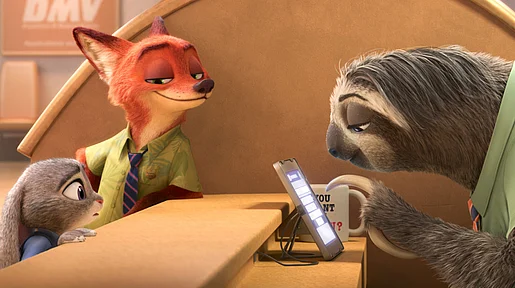 Szenenbild des Animationsfilms: Hase Judy und Fuchs Nick am Auskunftsschalter, der von einem Faultier besetzt ist.