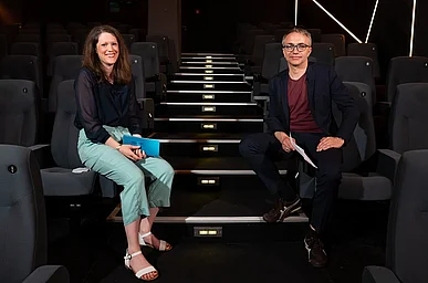 Lisa Haussmann und Leopold Gr&uuml;n auf Kinosesseln er&ouml;ffnen den Kongress 2021