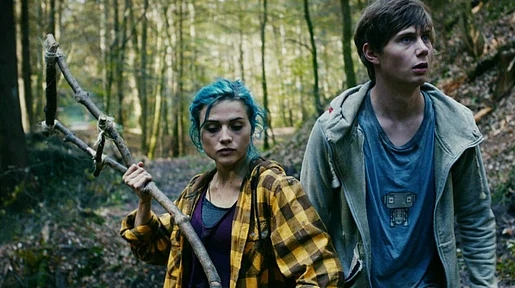 Szenenbild: Karo und Jan im Wald, Karo hält eine selbstgebaute Krücke in den Händen