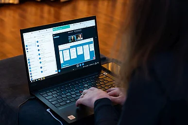 Laptop mit Videokonferenztoolansicht